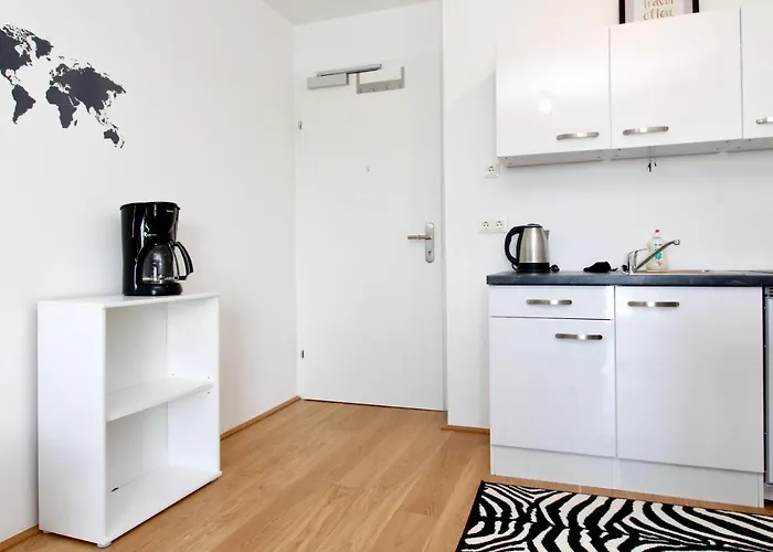 Modern Balcony With Pool Close To In "donaustadt" Апартаменти