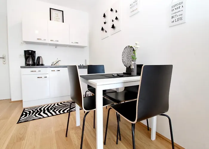 Modern Balcony With Pool Close To In "donaustadt" * Відень